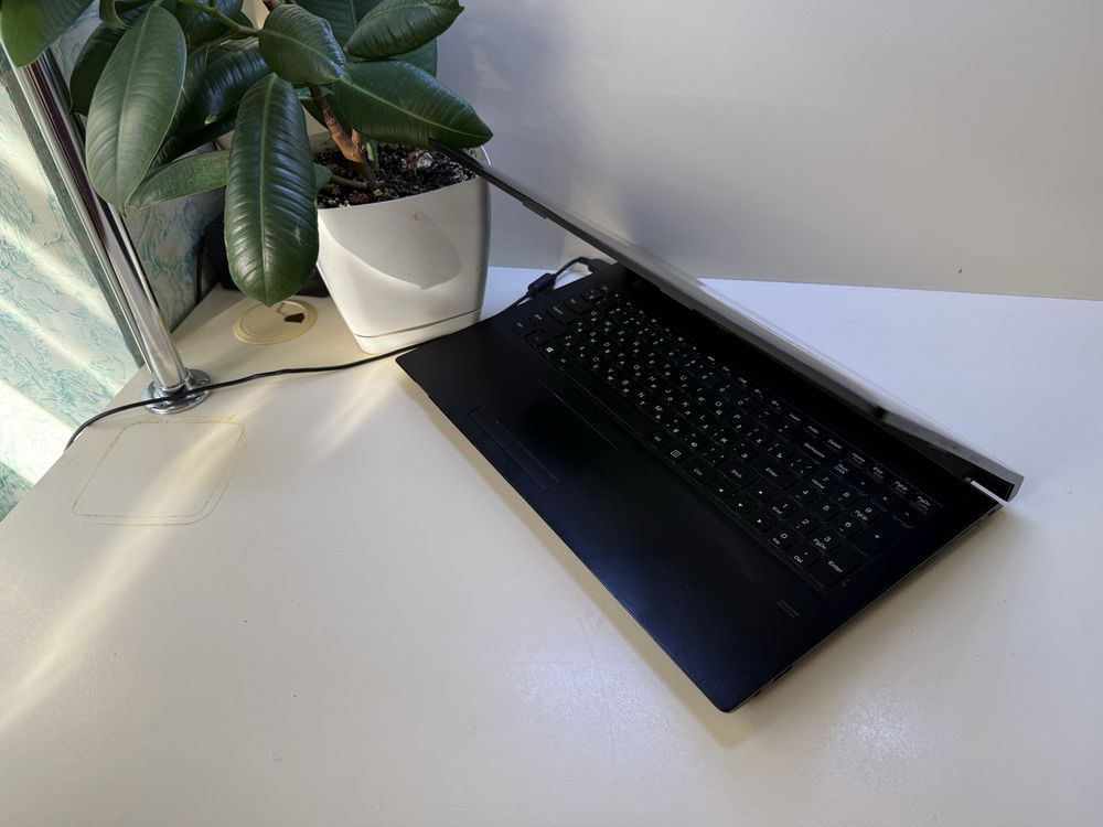 Отличный ноутбук для работы и игр. Core i3, 4ОЗУ, 500 жесткий