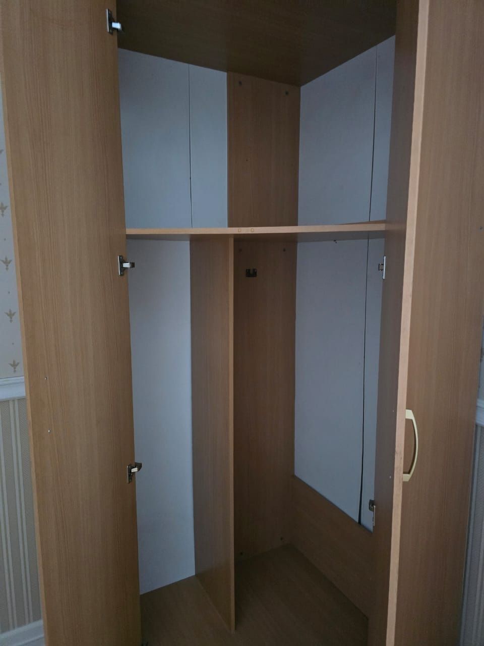 Продам угловой шифоньер и 2-х стальную кровать, б/у в  хорошем состоян