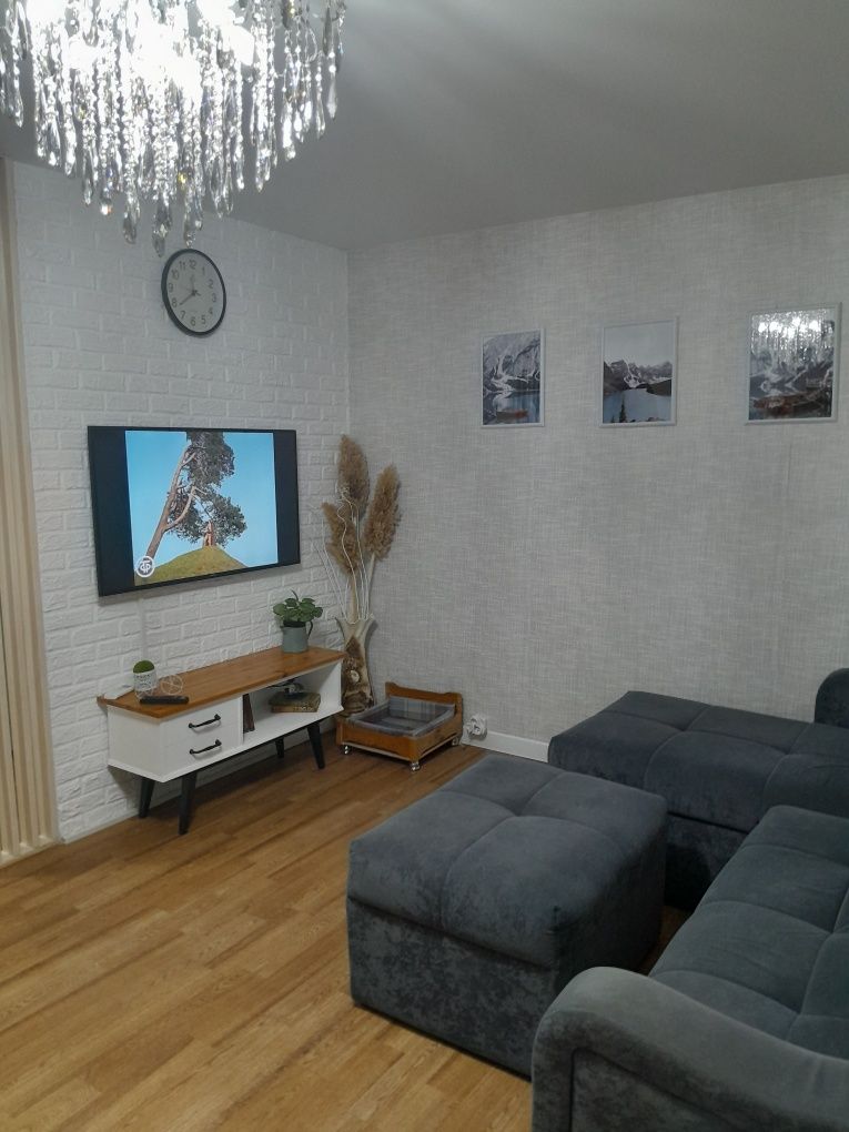 Продам 3х комнатную квартиру,микрорайон Строитель,14(14)сверху техэтаж