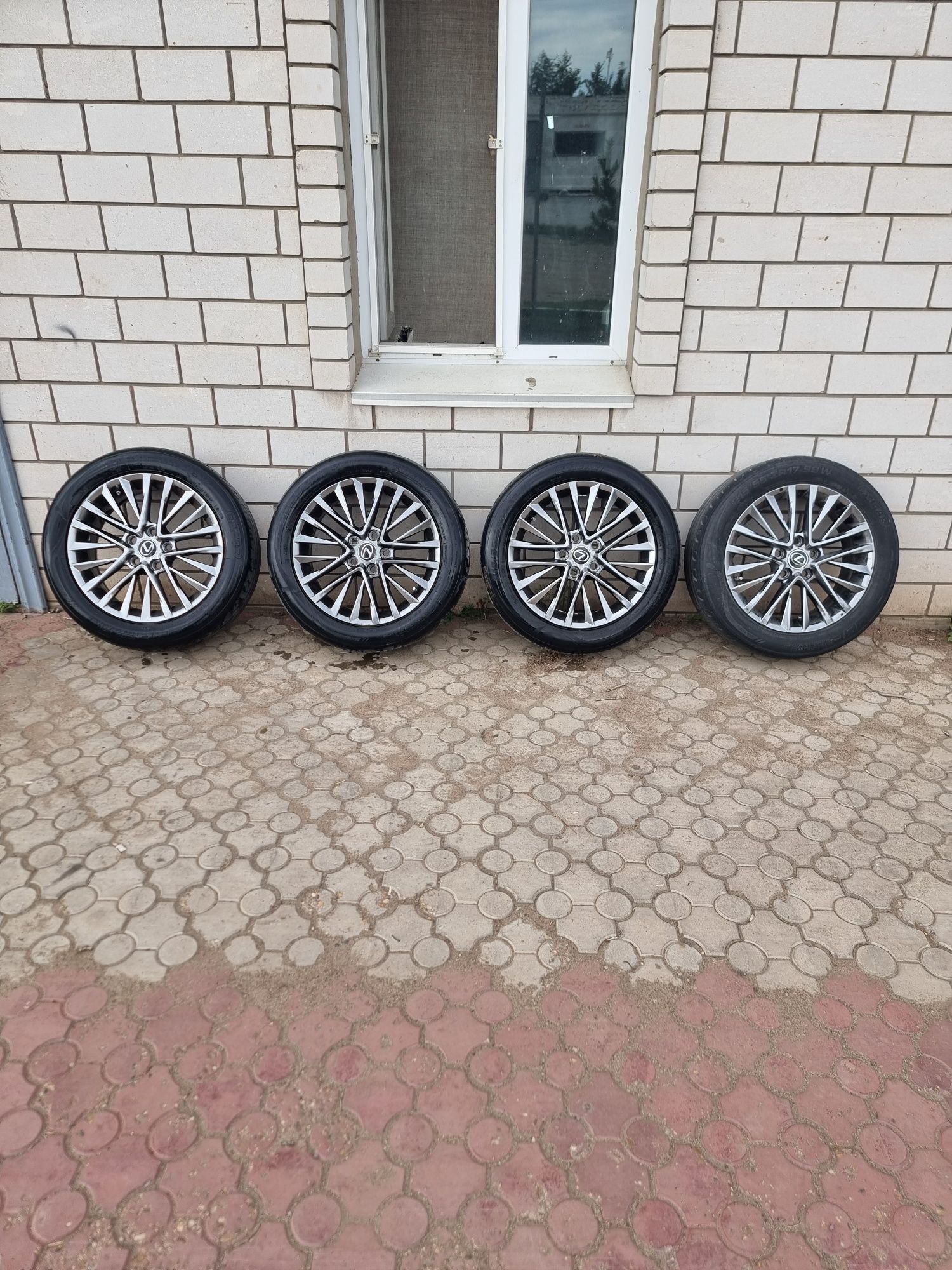 Продам диски 17 с резиной,Стояли на камри 50 комплект