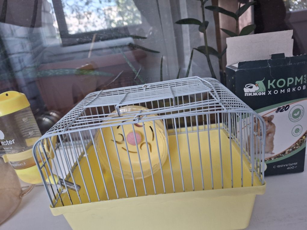 Продам клетку с кормам