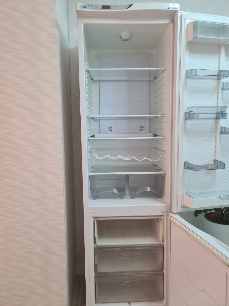 Холодильник двух камерный.