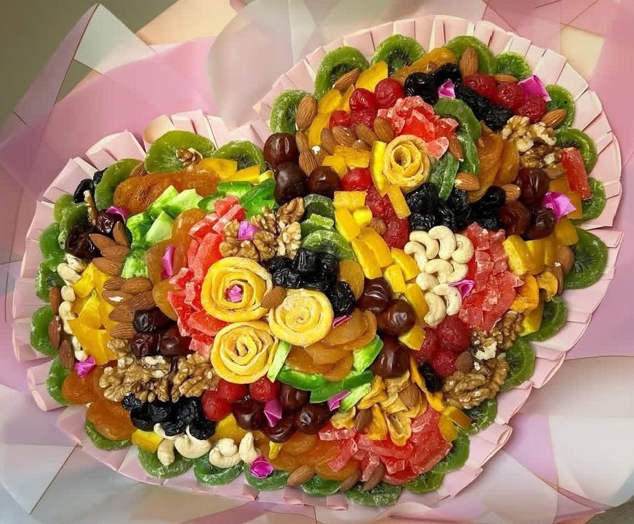Подарочные полезно вкусное букеты, корзинки.