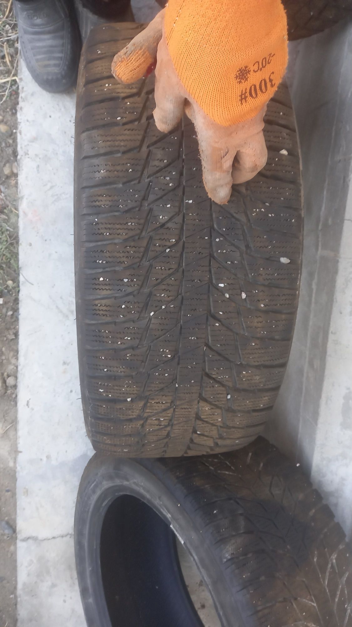 Продам зимние шины размер 235/45.17