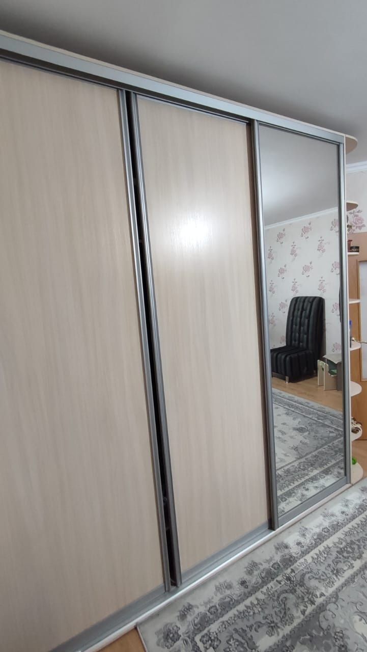 Продам шкаф с раздвижными дверями