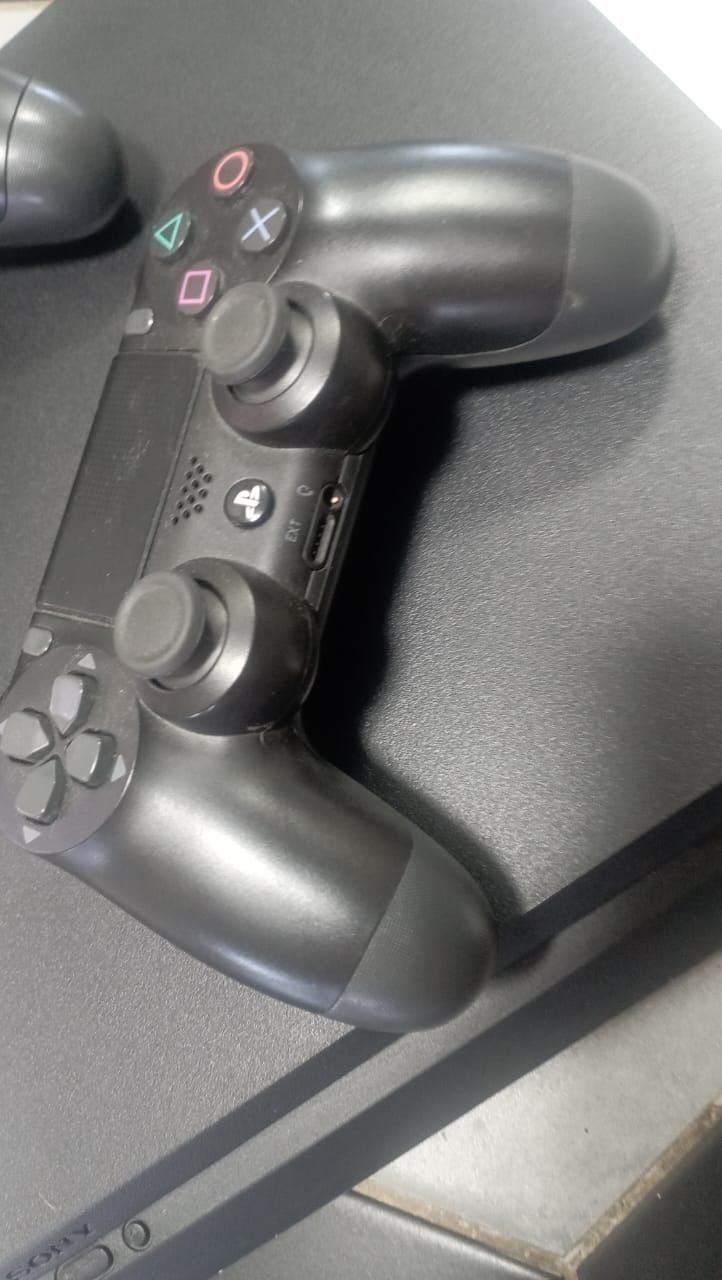 Игровая приставка playstation 4.