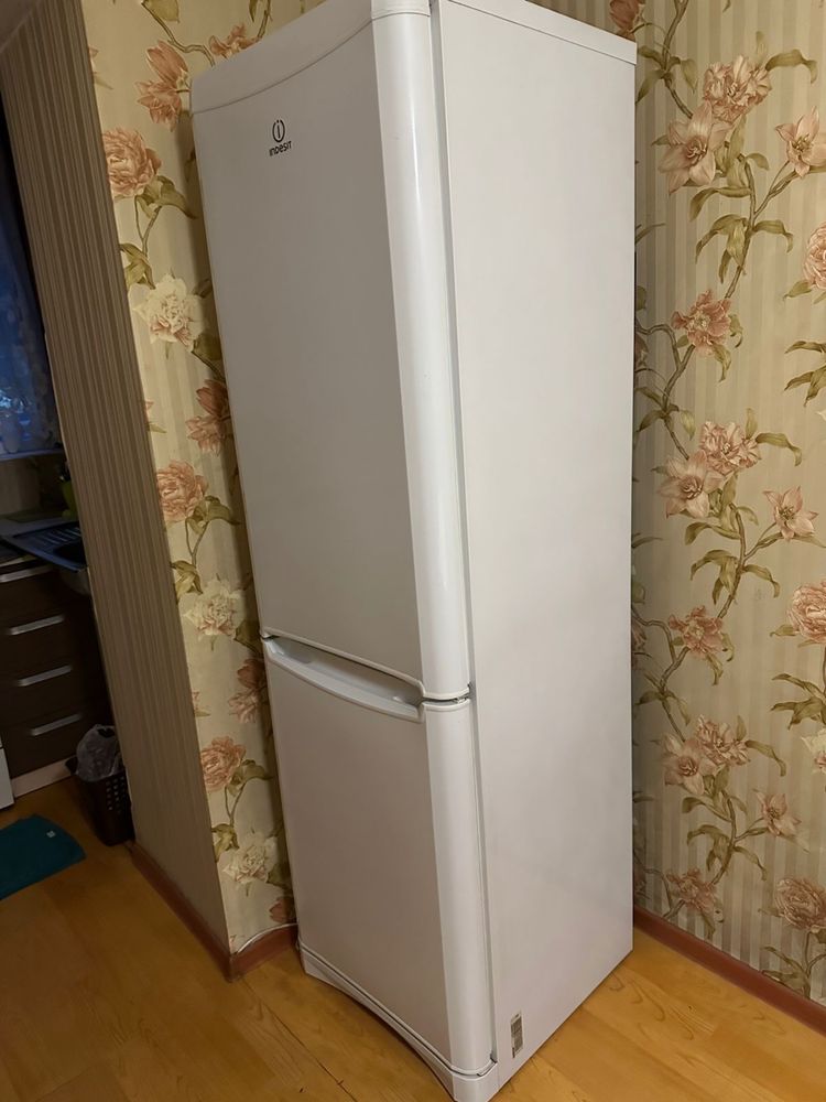 Холодильник indesit