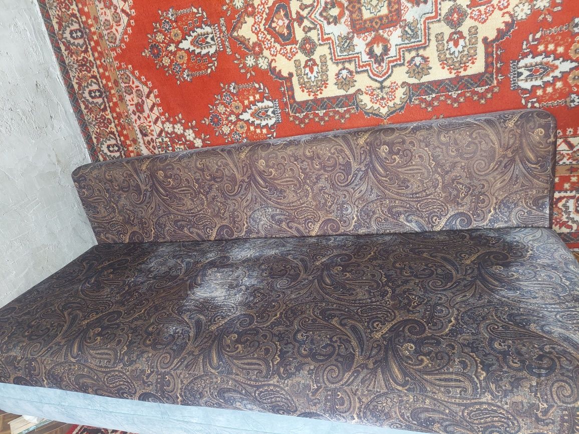 Продам Диван в хорошем состоянии