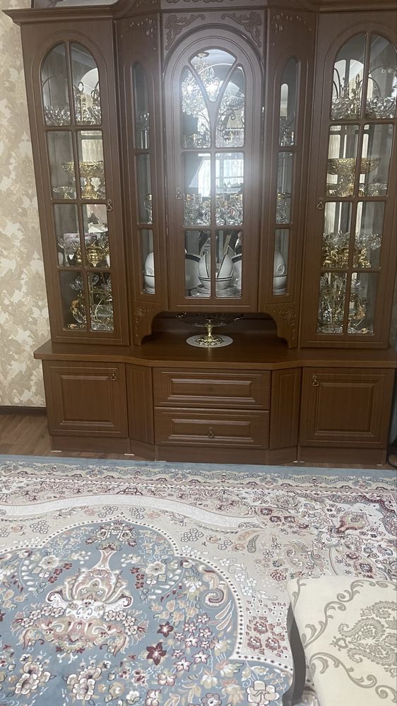 Продаю сервант в отличном состояние