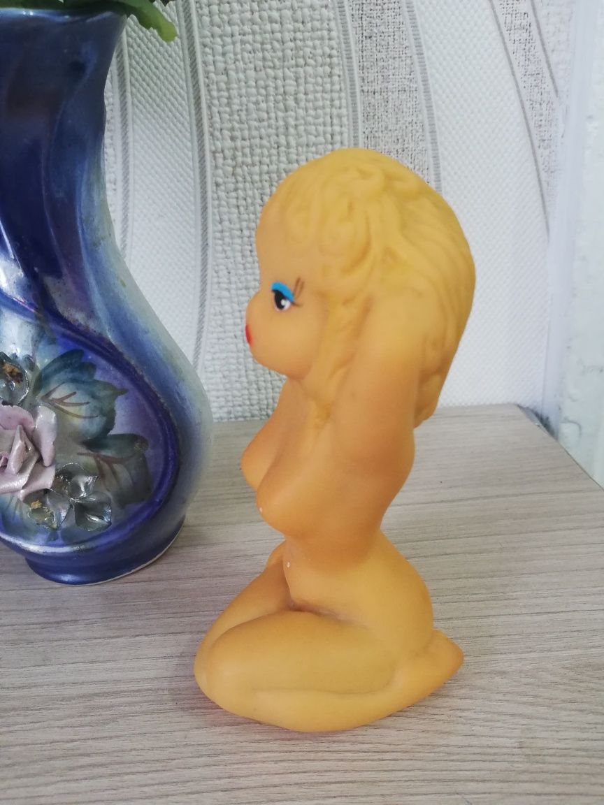 Игрушка резиновая девушка