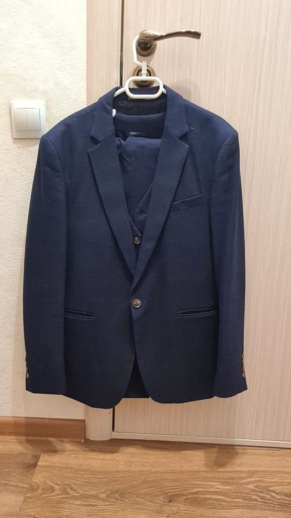 Продам костюм тройка