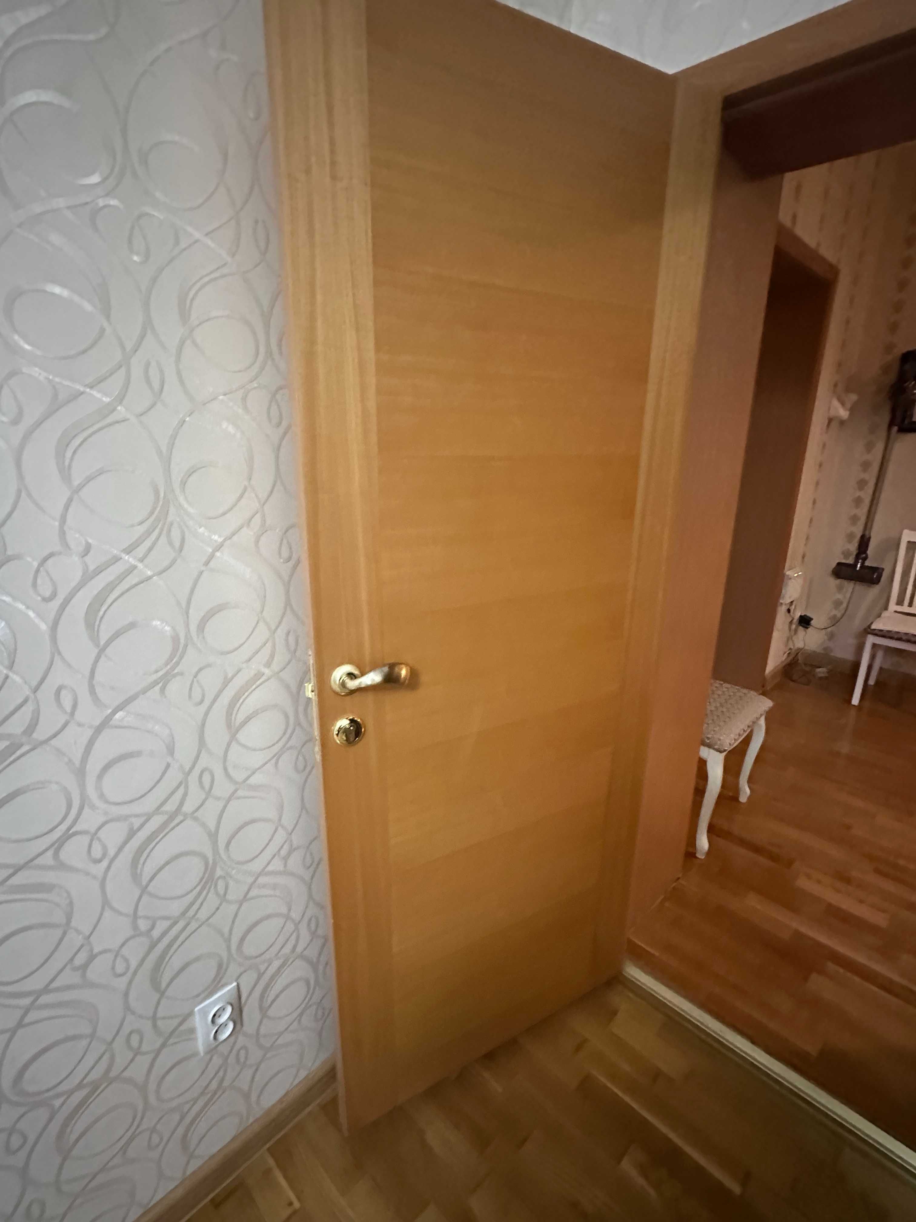 Продам двери межкомнатные бу с коробкой ( 9 шт)