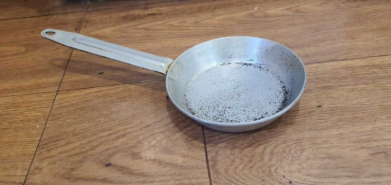 Сковородка из нержавеющей стали и алюминиевая