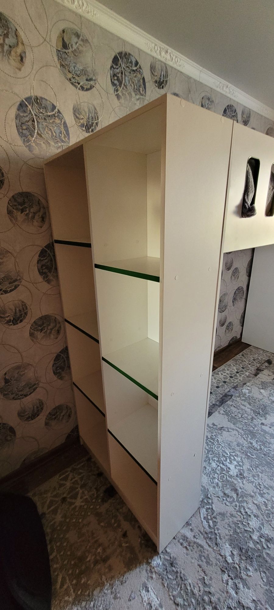 Продам детскую кровать с полками и лестницой