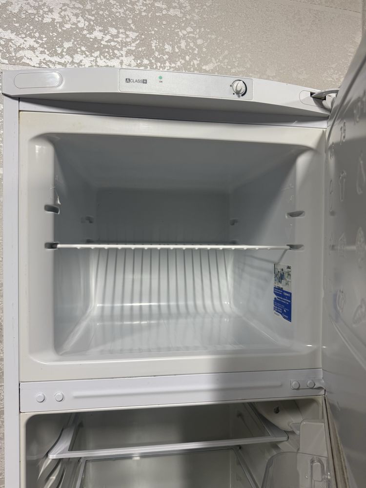 Холодильник Indesit