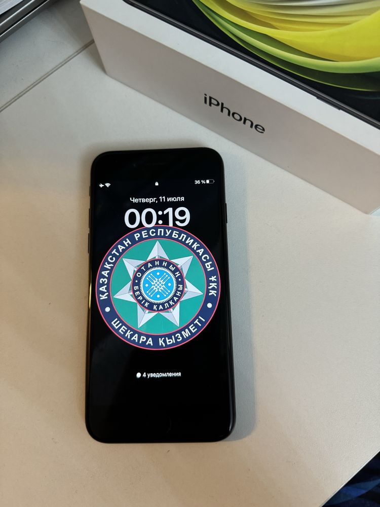 Продам айфон SE 2020