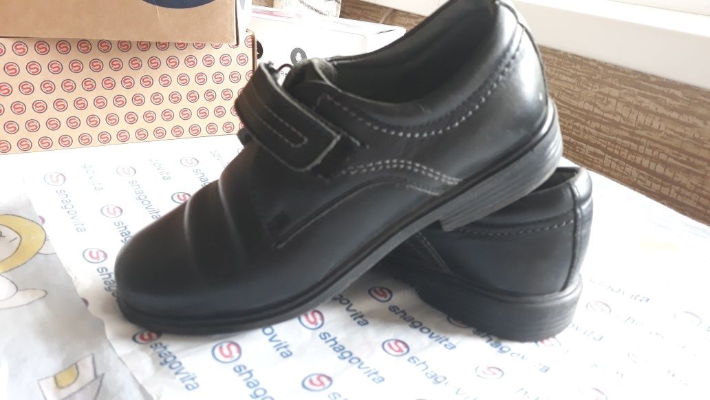 Продам детские школьные туфли 30р-р