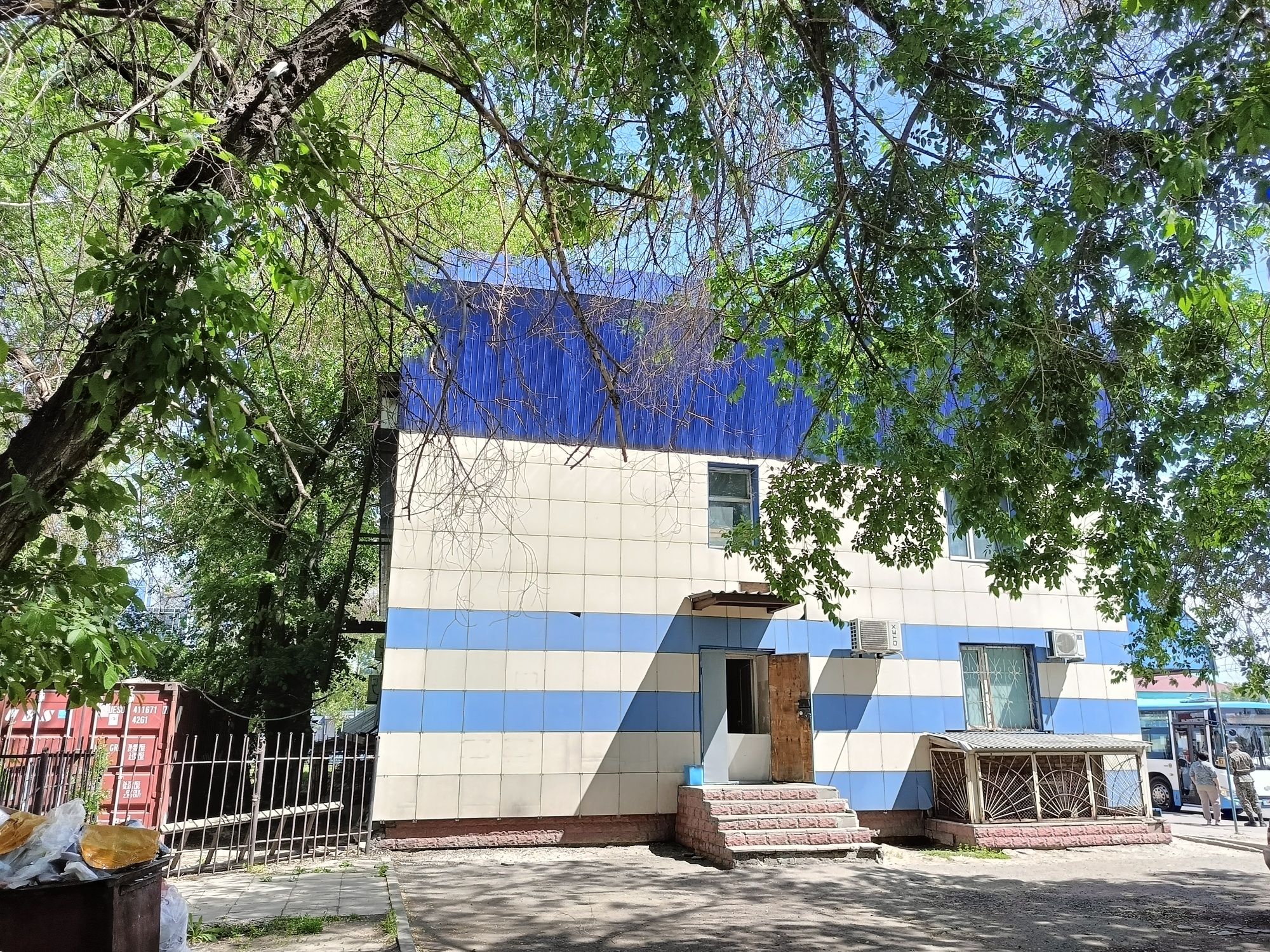 Продам магазин, торговый дом  LM. пр Абая 21/1.
