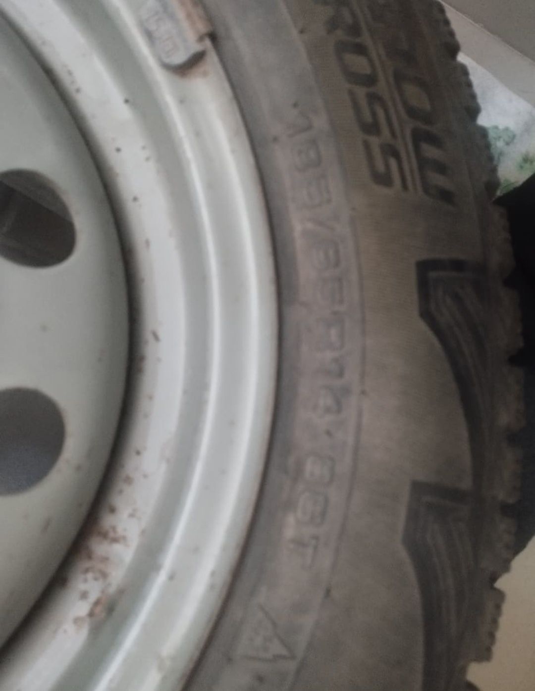 Продам 2 шины, зима, 1 покрышка, R14, в хорошем состоянии