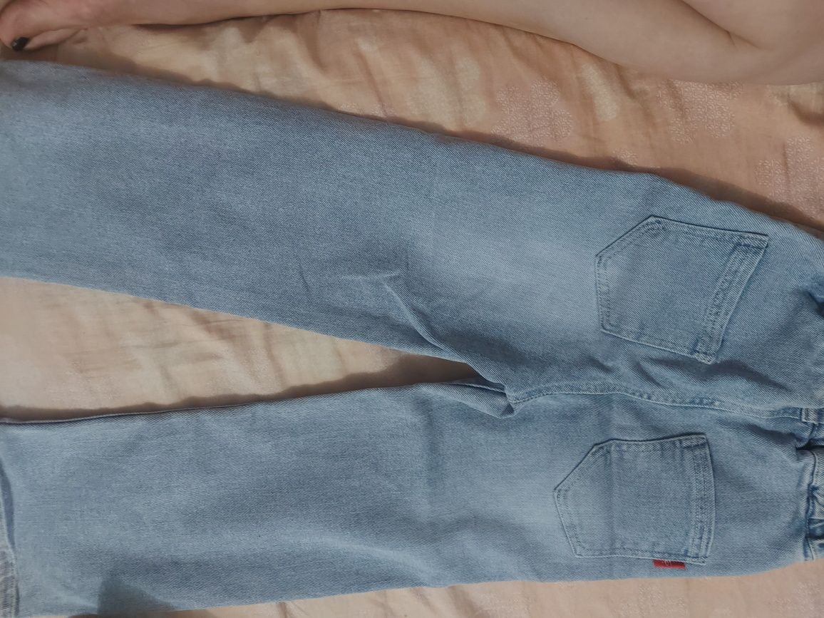 Продам джинсы на девочку  5-6 лет