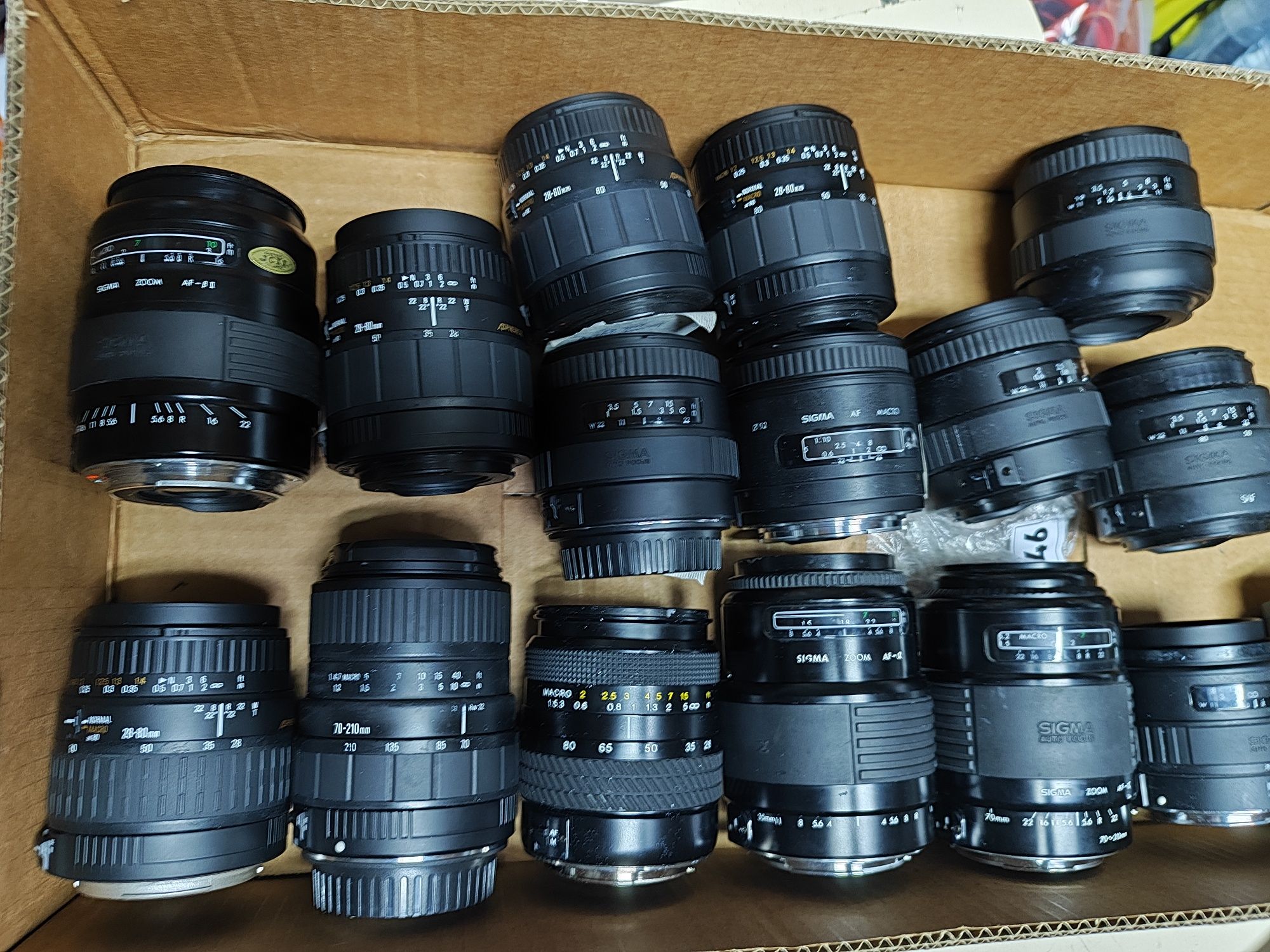 Коробка с нерабочими объективами Canon от плёночных фотоаппаратов