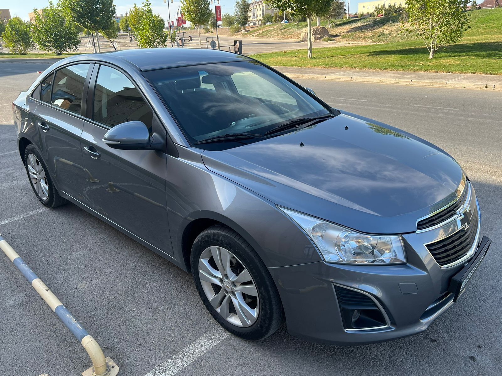 Продам шевроле круз 1.8 автомат 2014 года я 2 хозяин все родном окрасе