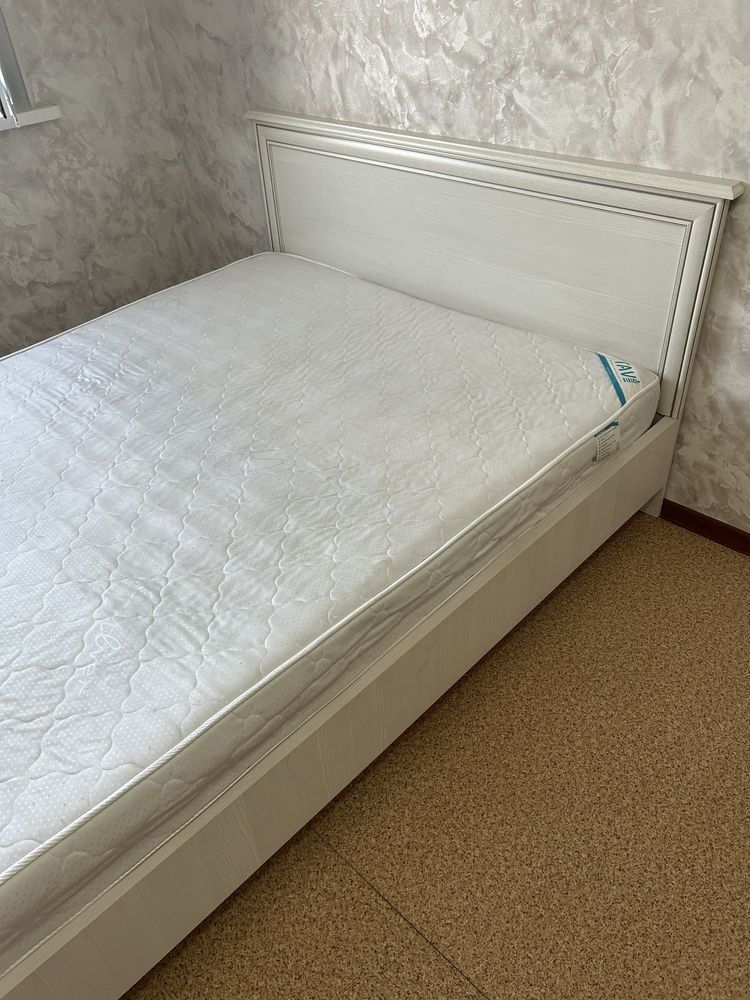 Продается кровать двухспалка с матрасом