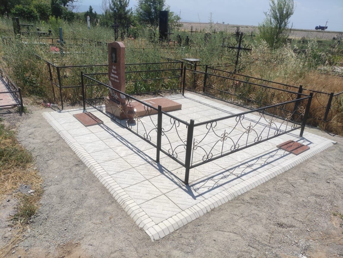 Памятники. Благоустройство могил. Комплекс из гранита.