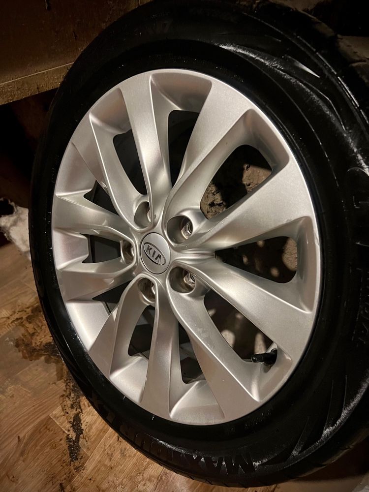 Продам комплект дисков с резиной  KIA