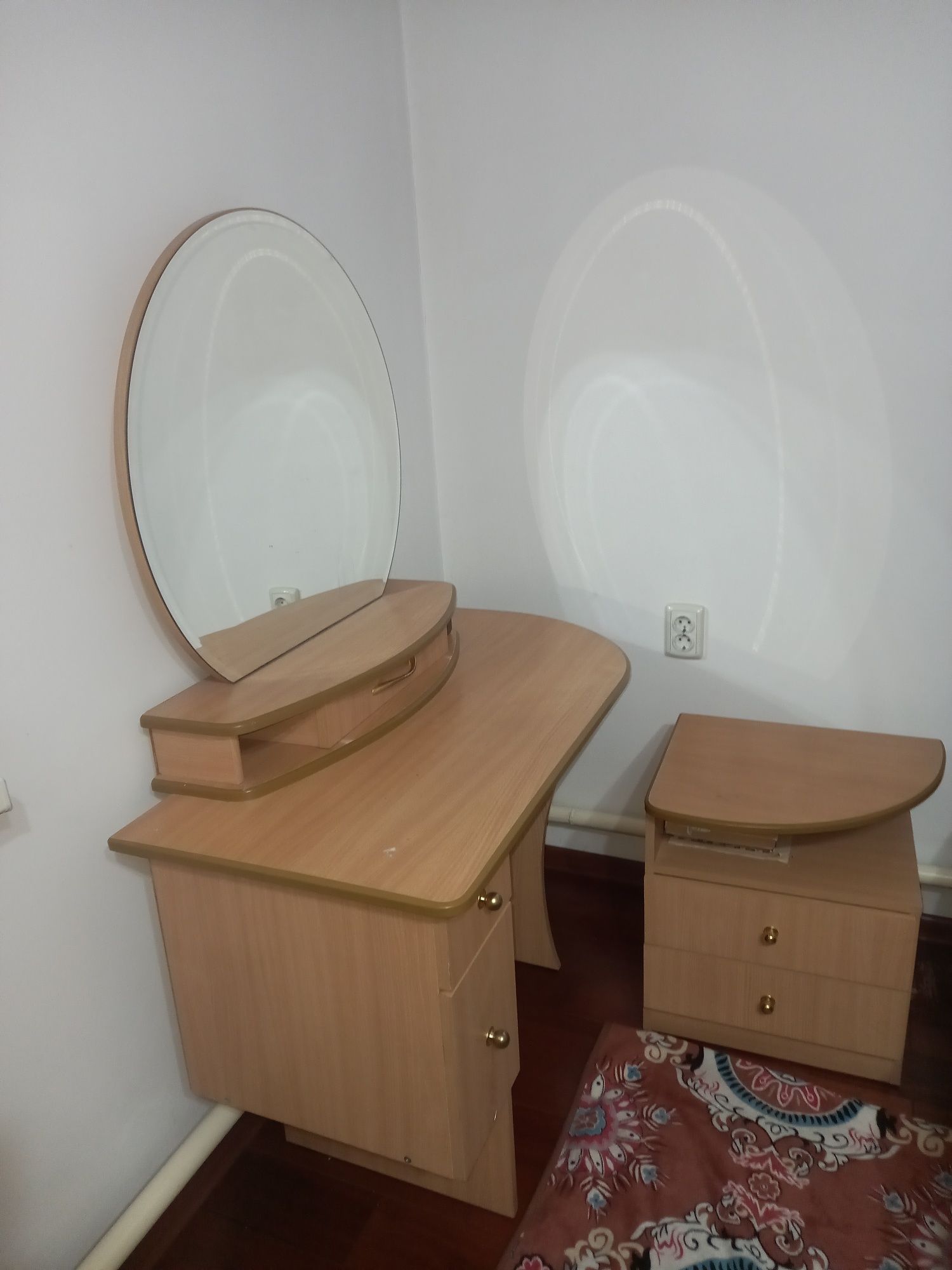 Продам Стол 1,10× 3+3,5,ковер 6×4,стальная гарнитура.
