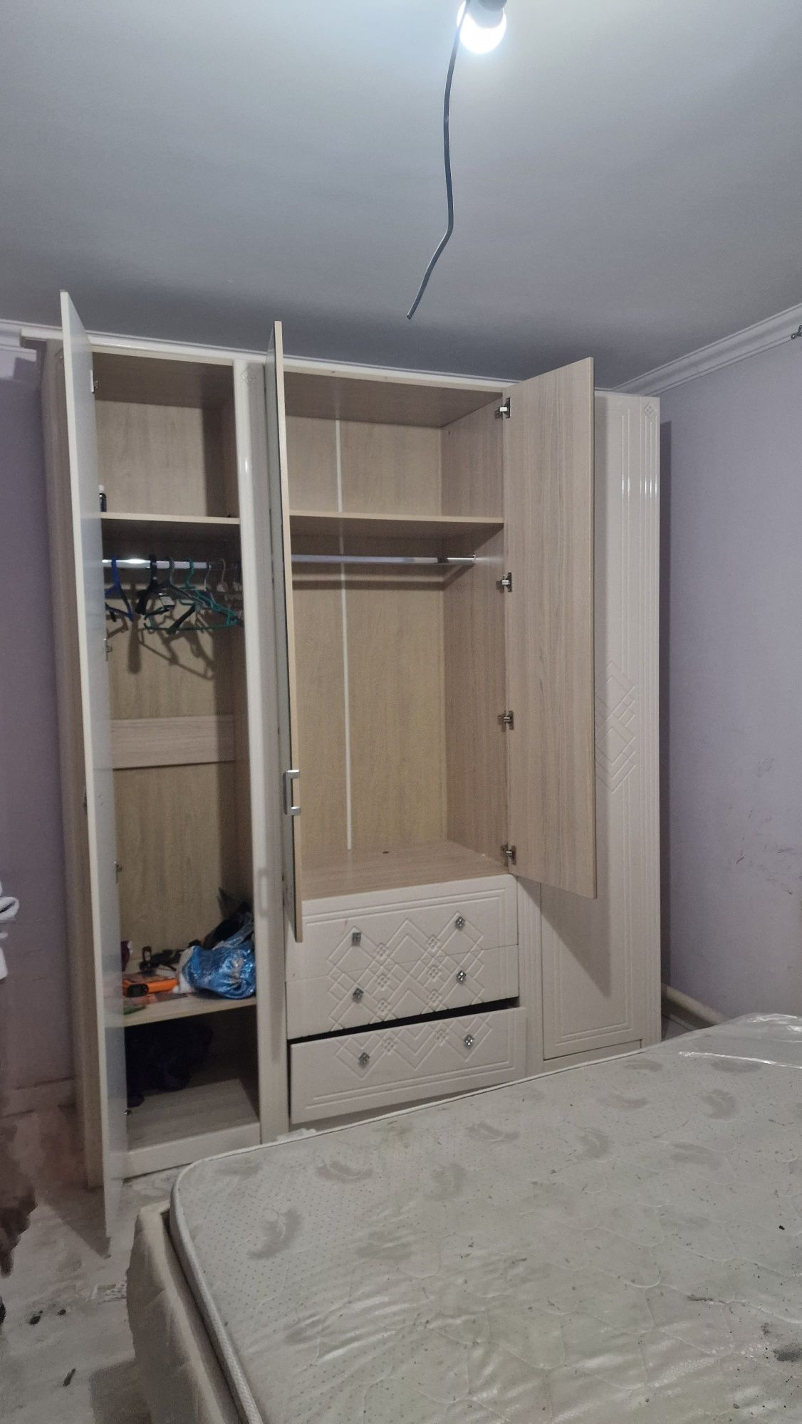 Кровать и шкаф две тумбочки