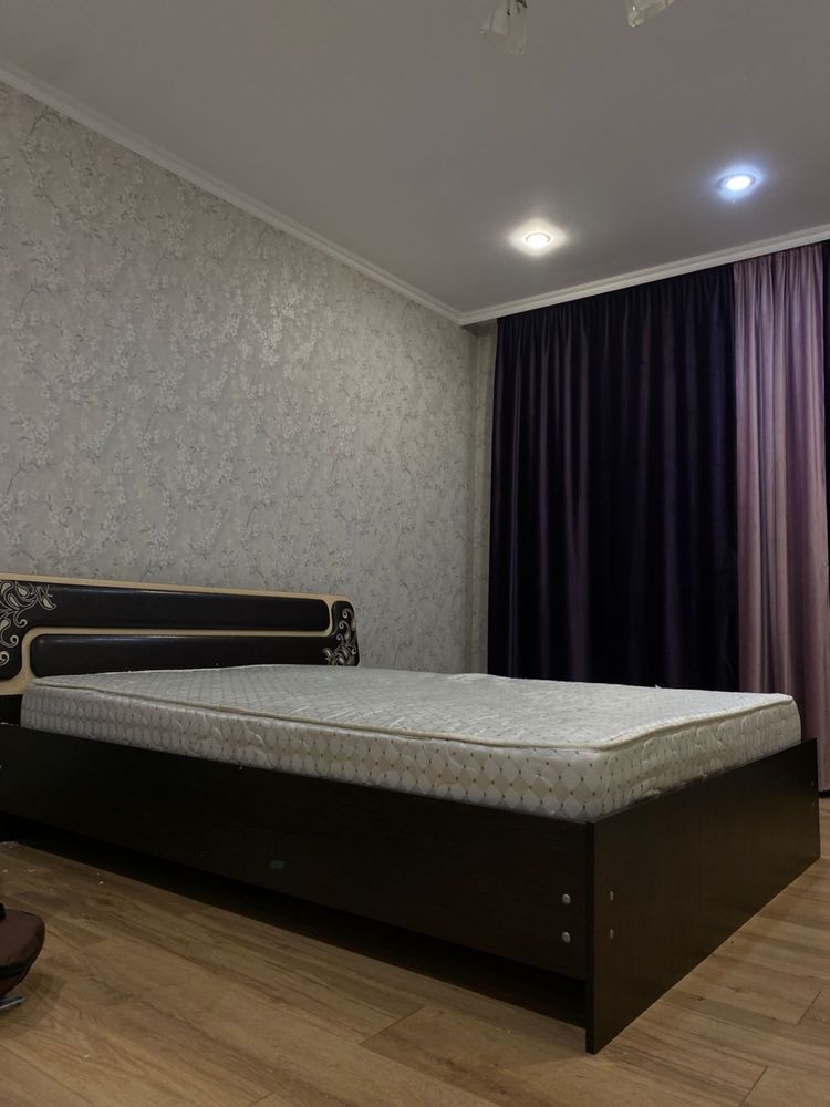 Продам двухспальную кровать 2 на 1,6 с матрасом
