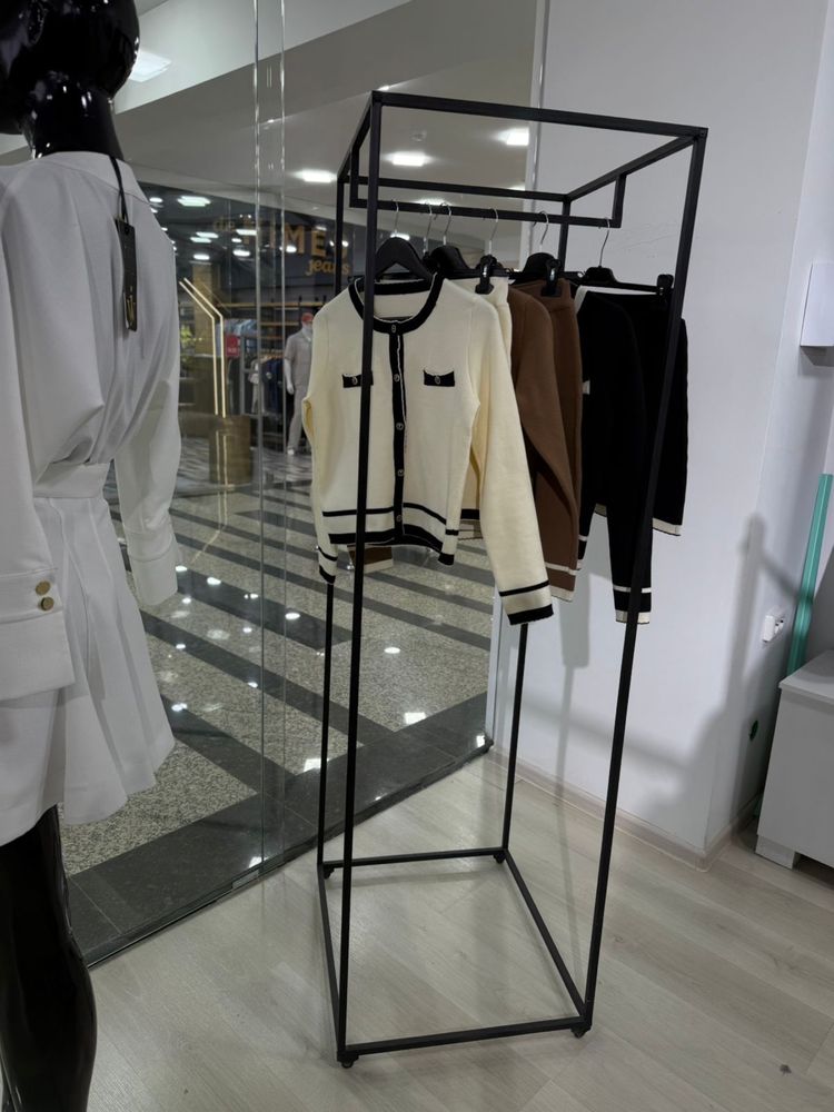 Продам стойки для одежды , торг есть