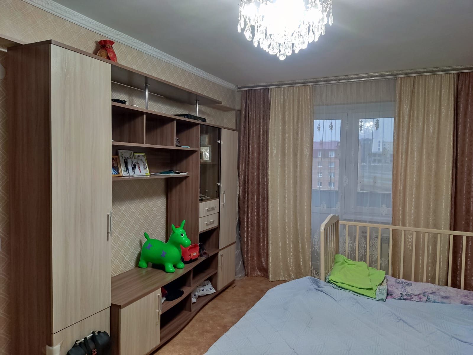 Продаётся спальный гарнитур, комп. стол и горка