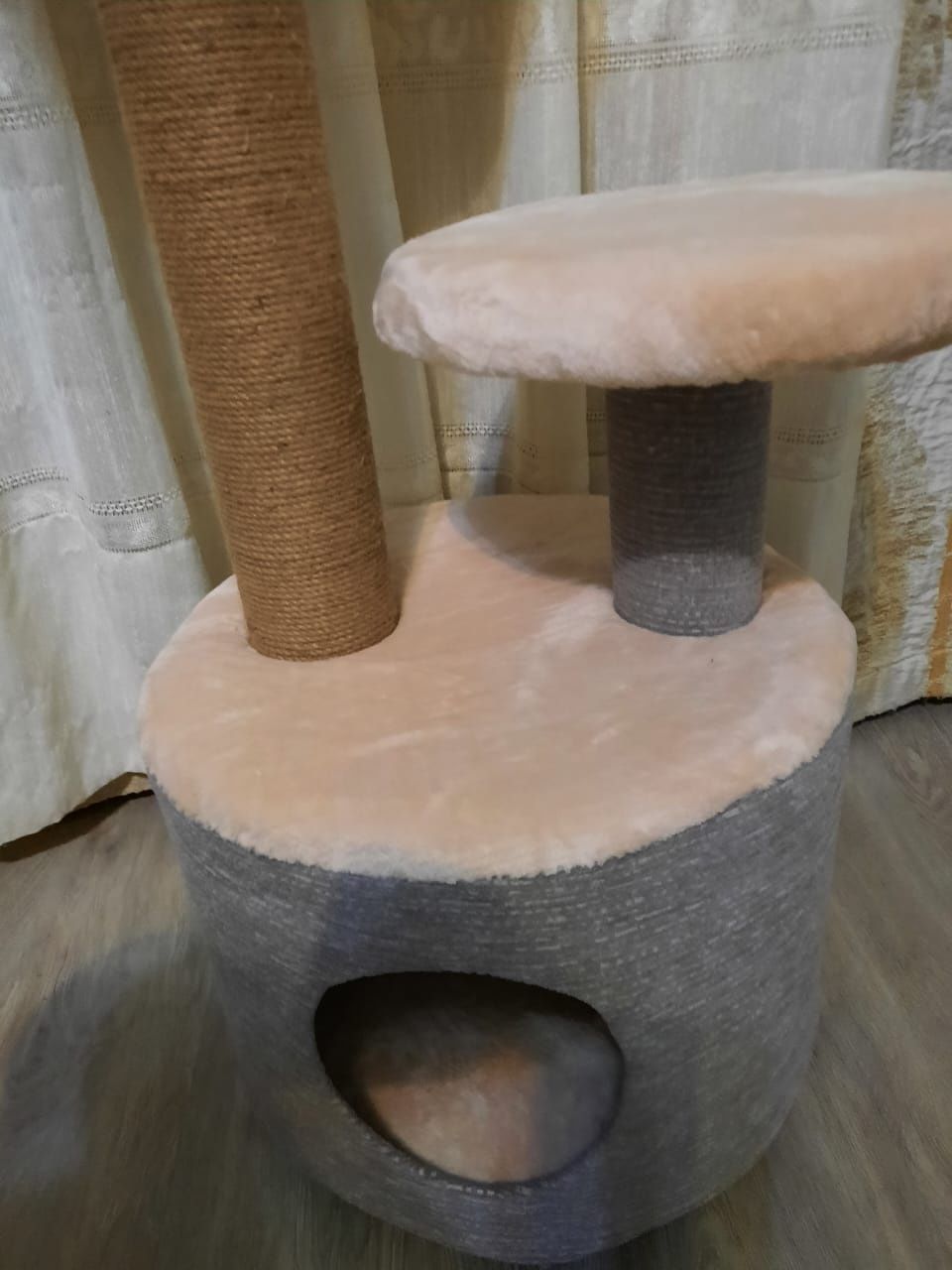 Продаются когтеточки с кошачьими домиками 25к и 45к. 2 размера