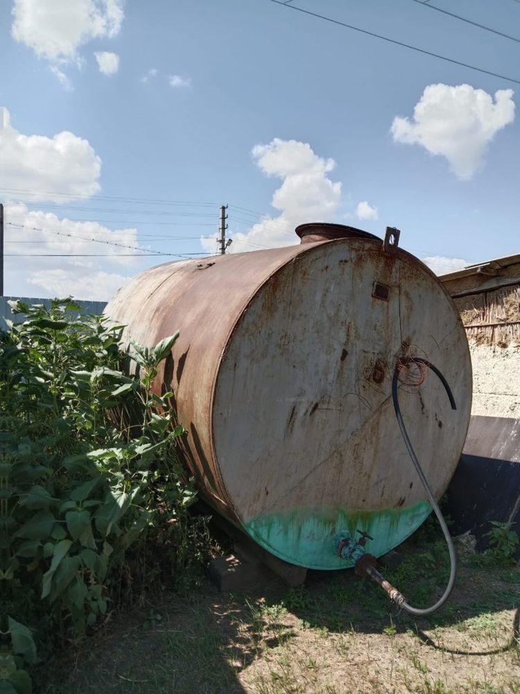 Продам металлическую бочку на 9 кубов