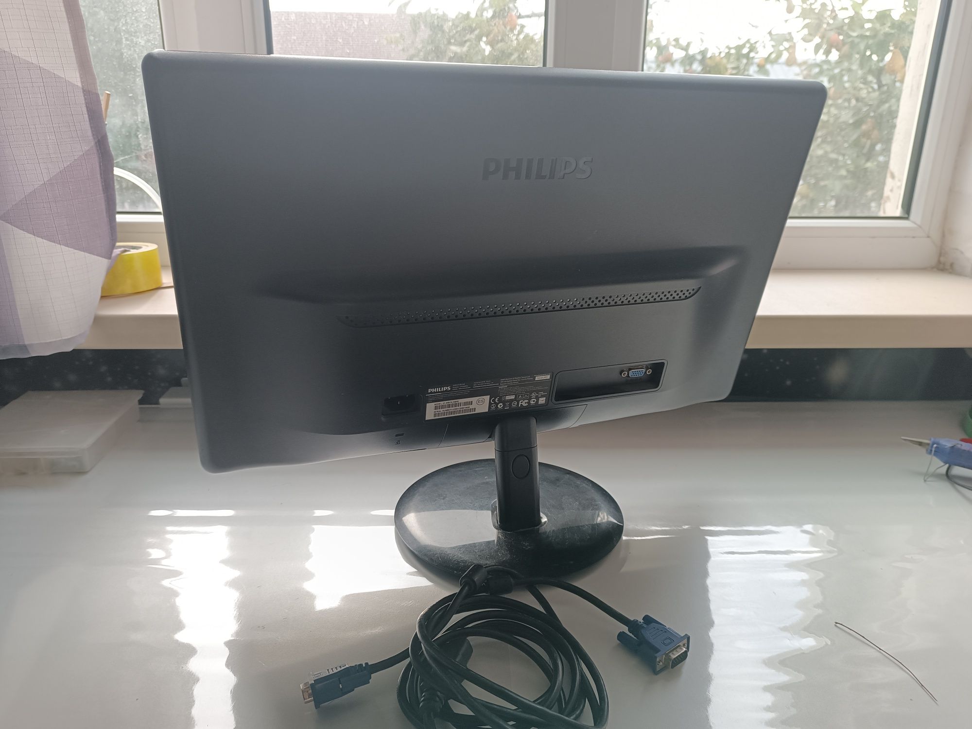 Монитор Philips и кабеля