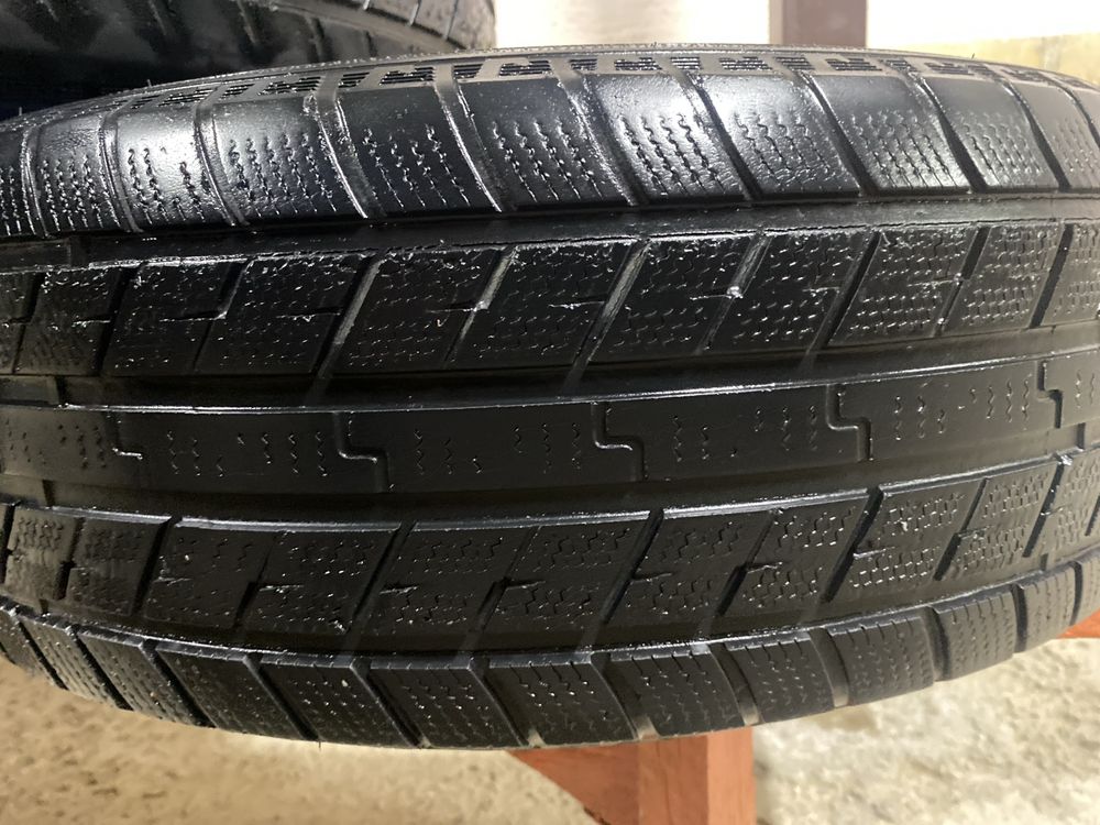 Зимние шины 215/60/16