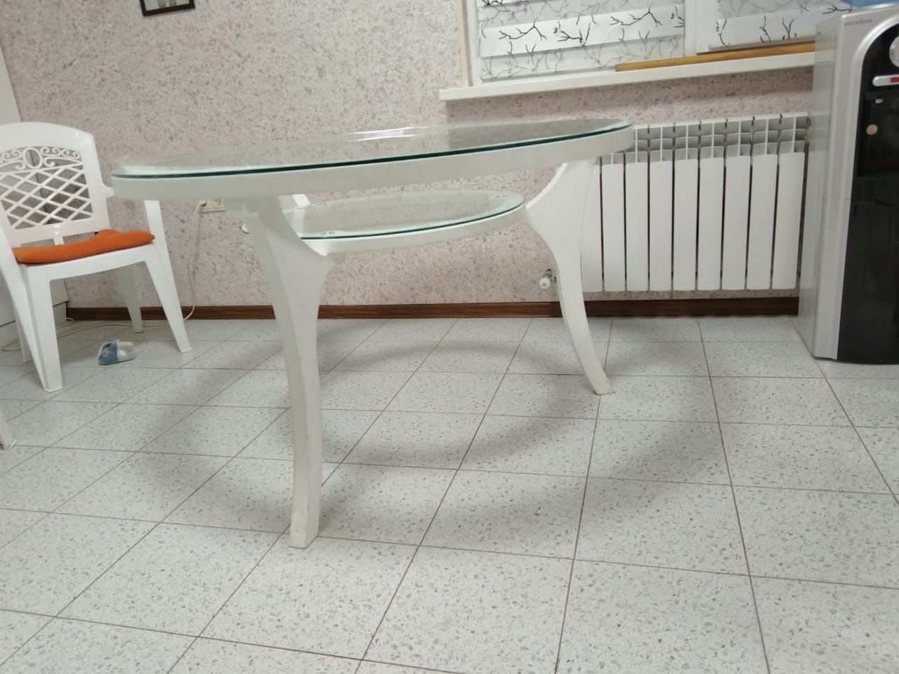 Продам круглый стекляный стол  срочно!