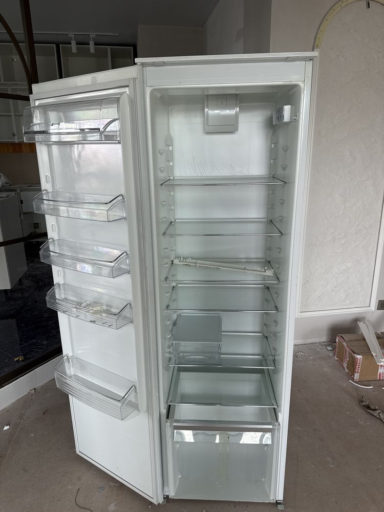 Продам встроеный золодильник