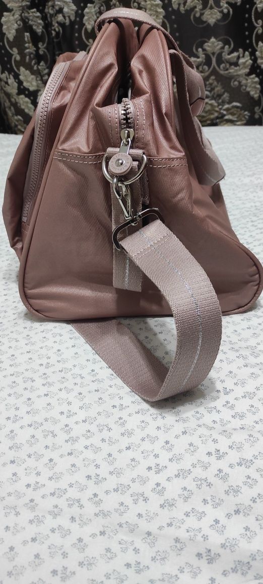Сумку  Шикарную большую дорожную Кipling ОРИГИНАЛ продам
