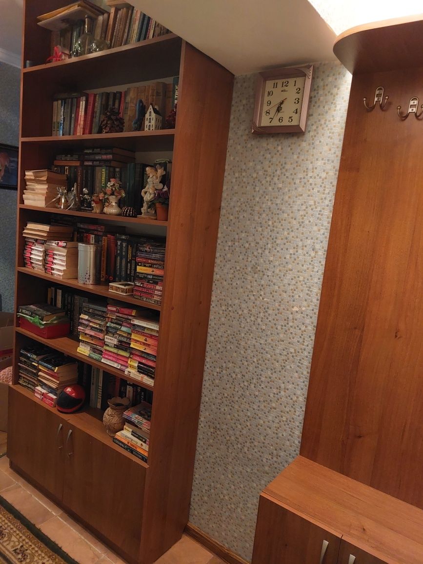 Прихожая угловая и книжный шкаф в отл.состоянии!