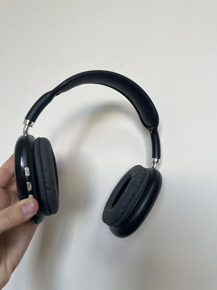 Наушники черные. Работают через Bluetooth