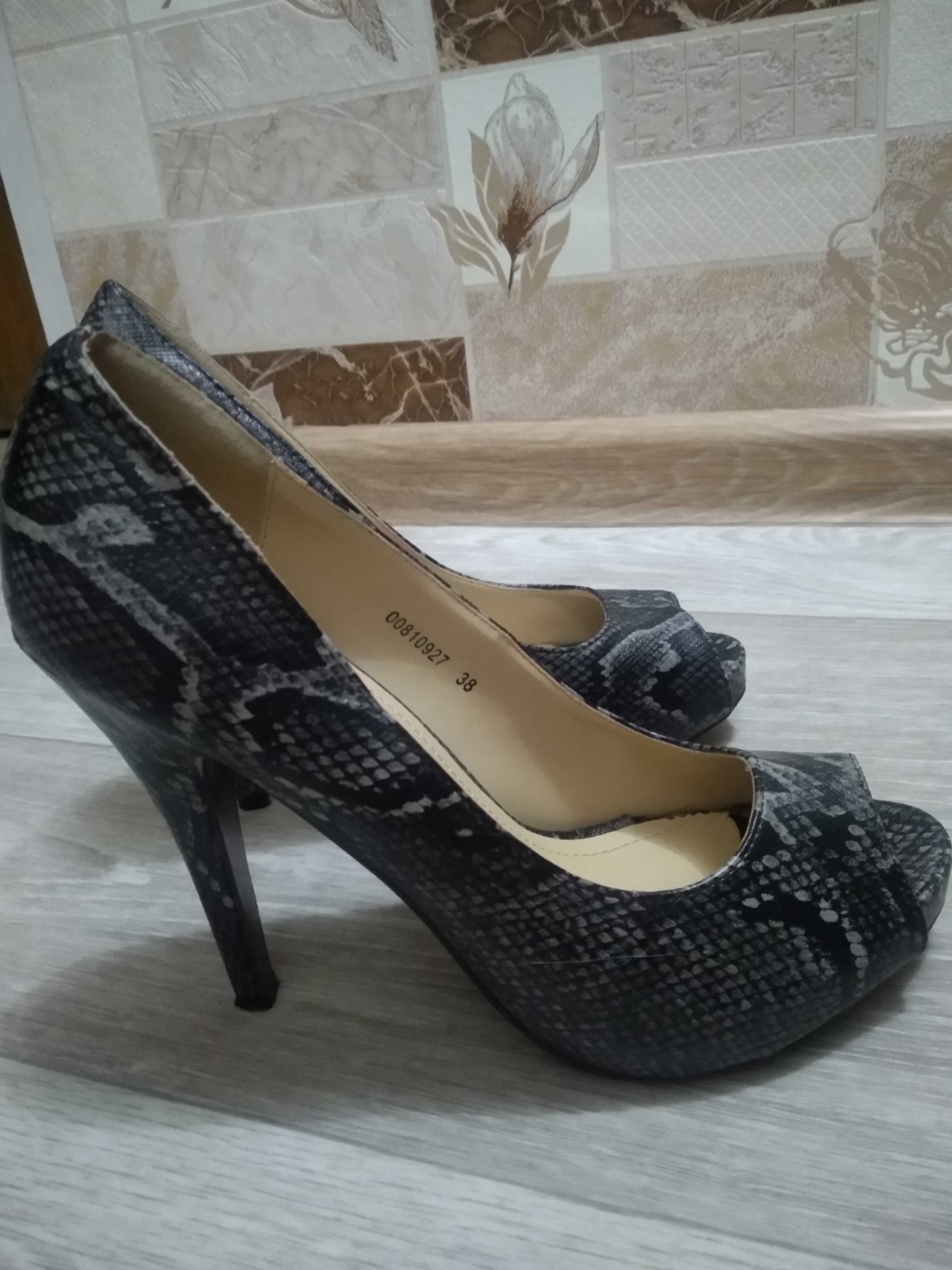 Продам стильные женские туфли на каблуке
