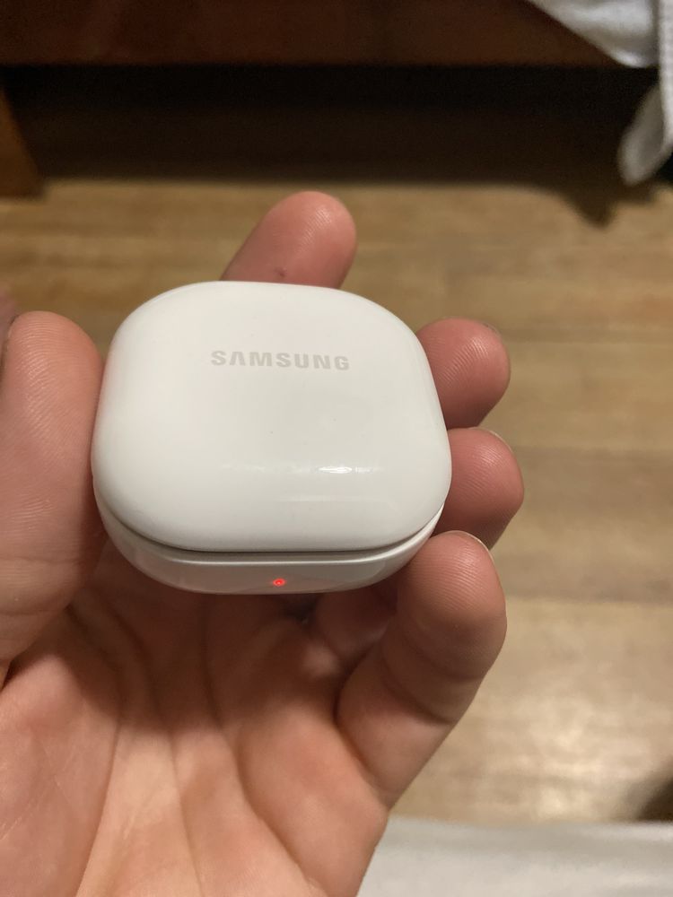 Продам отдельно отсек кейс для наушников Galaxy buds 2