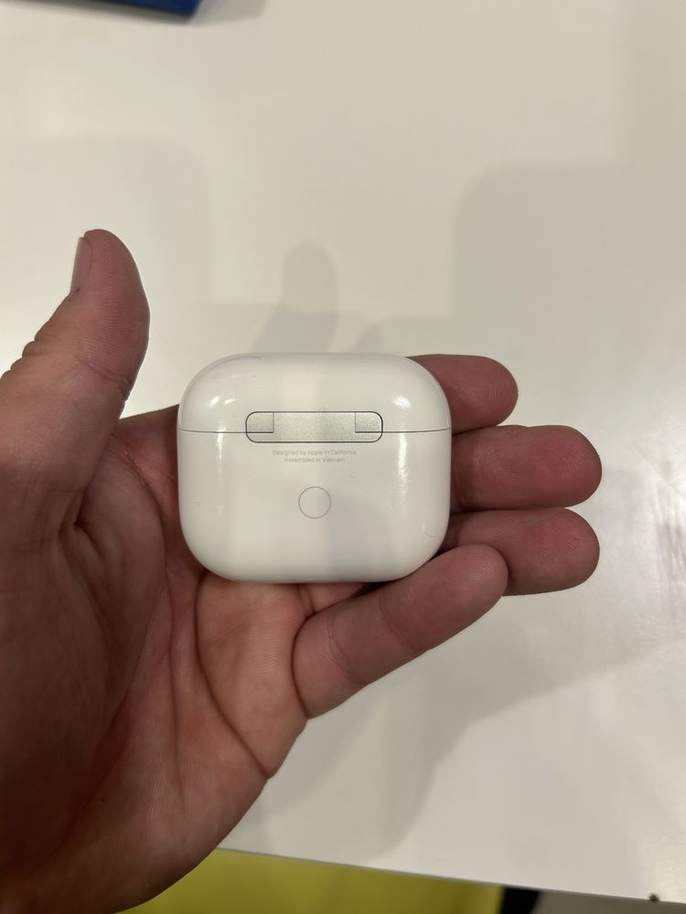 продам кейс air pods 3. оригинал Кейс Кейс