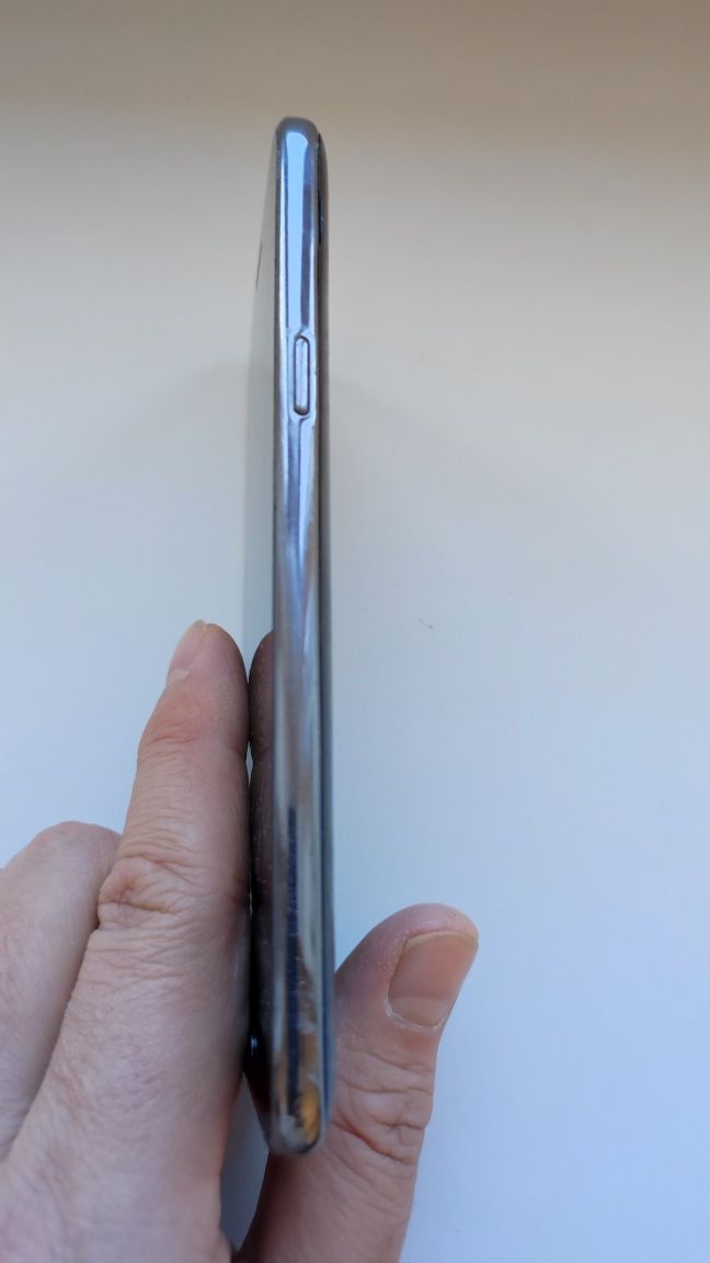 Продам на запчасти телефон Galaxy J5