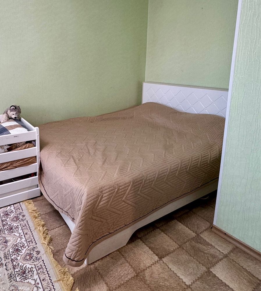 Продам двуспальную и детскую кровать