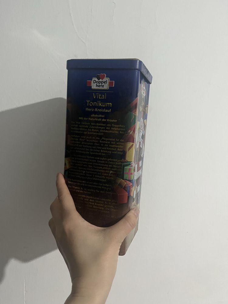 Продам жестяную новогоднюю коробку