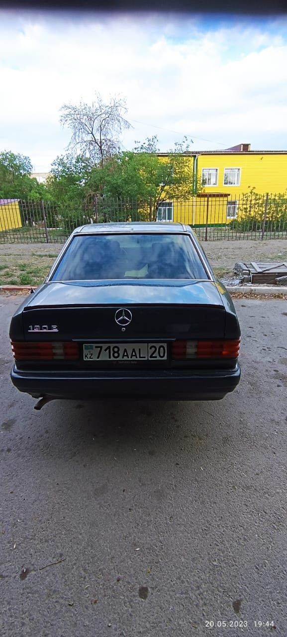 Продам Мерседес 190. Объем 2. Цена 1.5 мил.